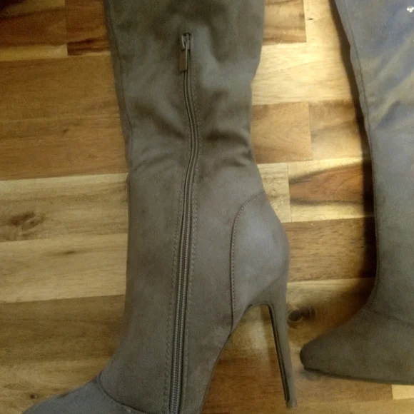 Brown suede like thigh high stiletto boots in size 8.5 - Picture 3 of 6
